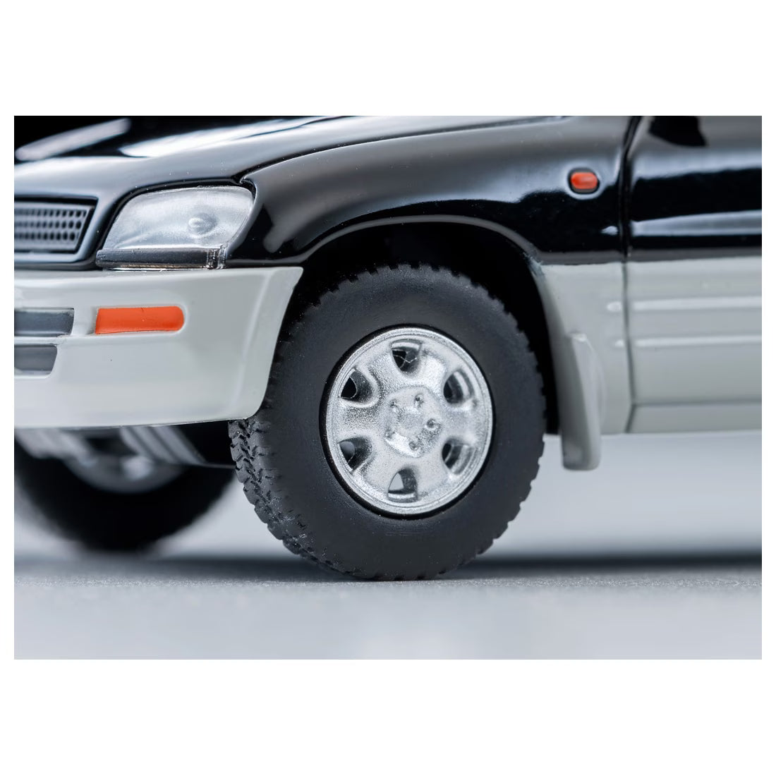 TOMICA Limited Vintage Neo - LV-N354e Toyota RAV4J V Modelo 1996 Paquete de 2 Tonos Extra (Negro/Plateado)