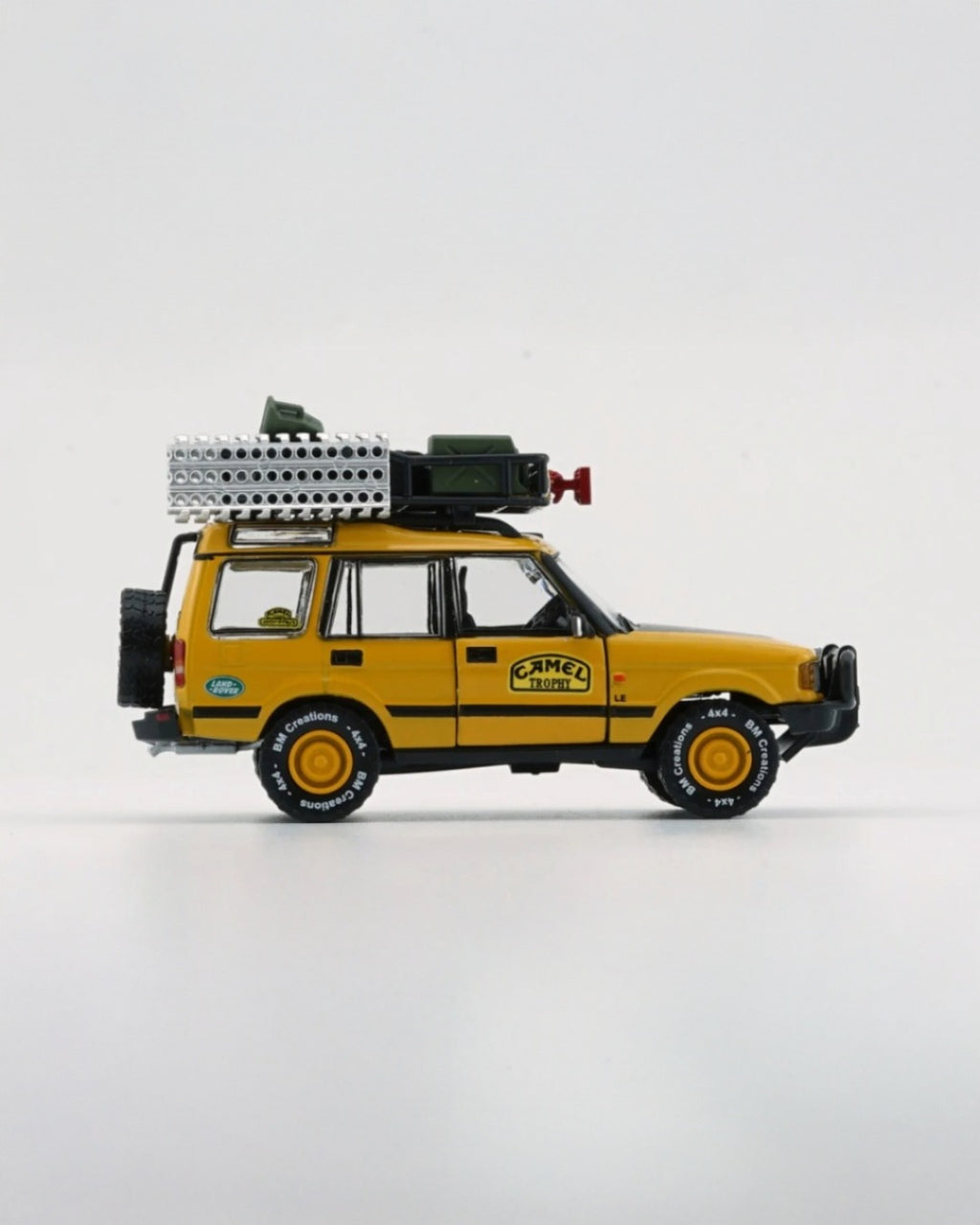 BM Creations - Land Rover 1998 Discovery 1 Camel con Accesorios - Tomica Costa Rica Collectors Club