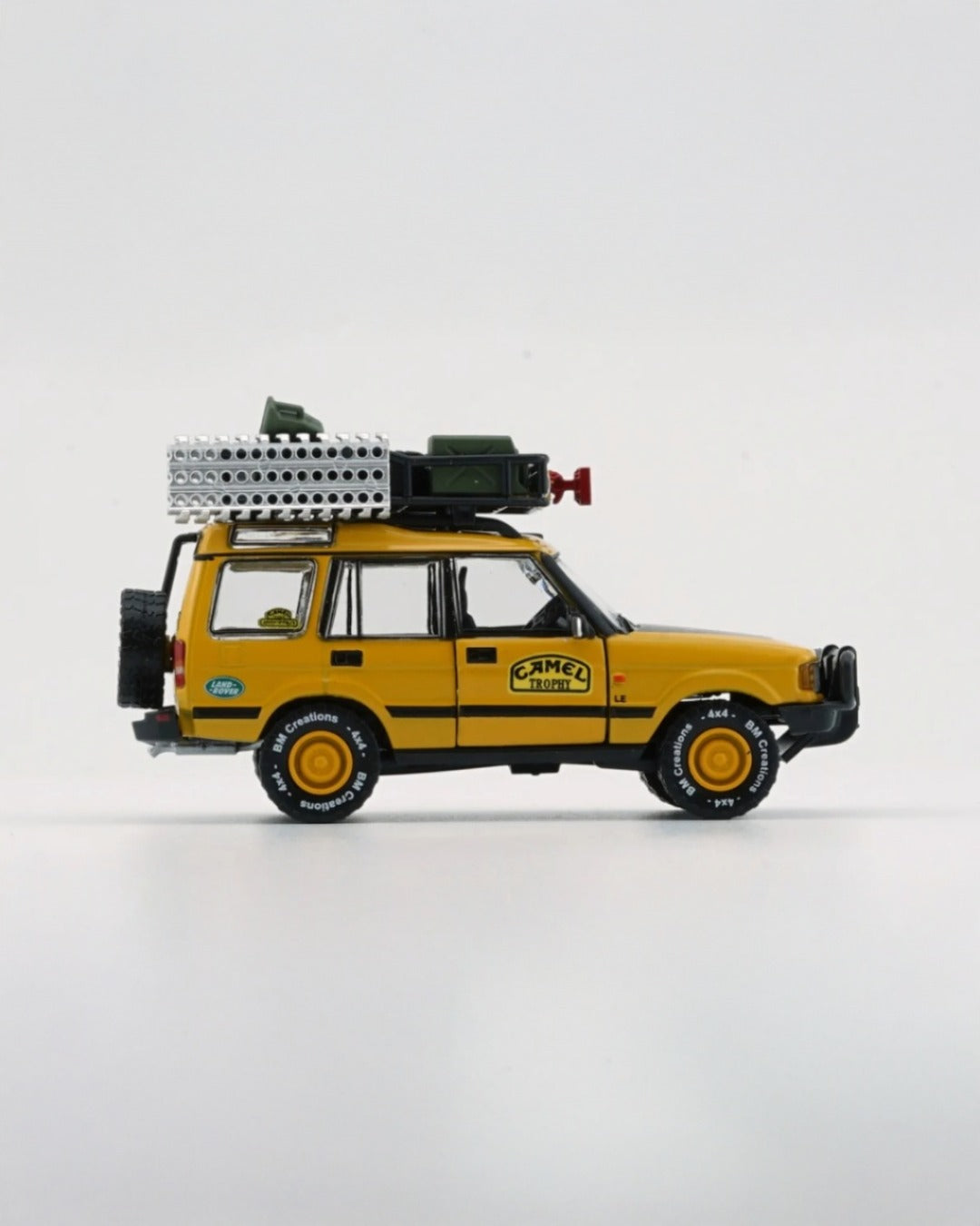 BM Creations - Land Rover 1998 Discovery 1 Camel con Accesorios - Tomica Costa Rica Collectors Club