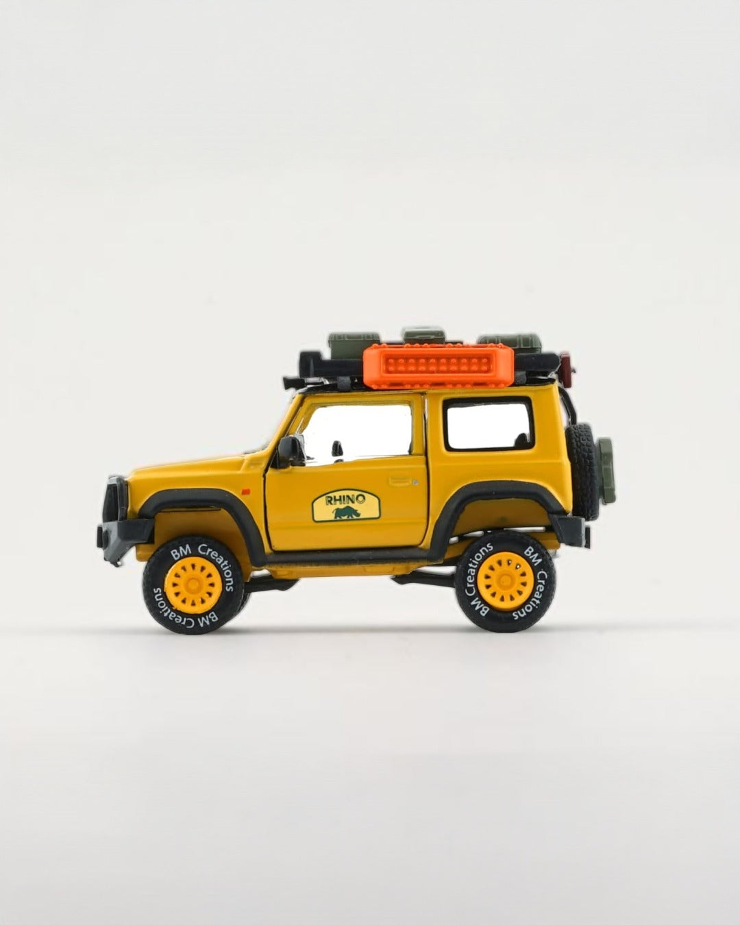 BM Creations - Suzuki Jimny 2019 Rhino Pack con Accesorios Ivory Matte - Tomica Costa Rica Collectors Club