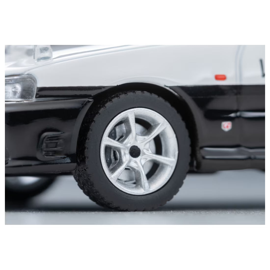 TOMICA Limited Vintage Neo - LV-N366a Nissan Skyline 2 Puertas Sports Coupé 25GT TURBO Patrulla (Policía de la Perfectura de Yamanashi)