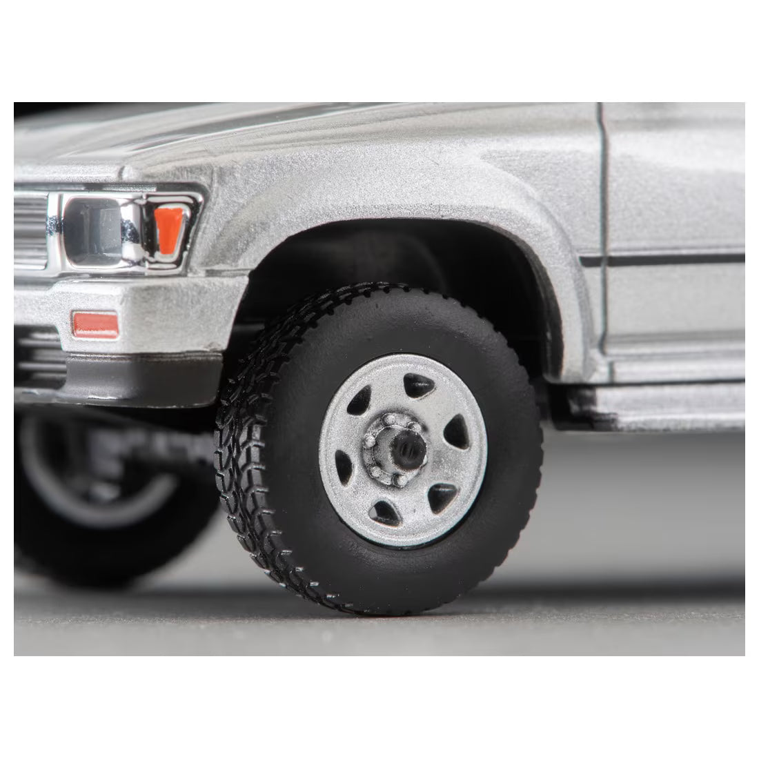 TOMICA Limited Vintage Neo - LV-N256c Toyota Hilux 4WD Pickup Doble Cabina SSR (Plateado) Modelo 1991