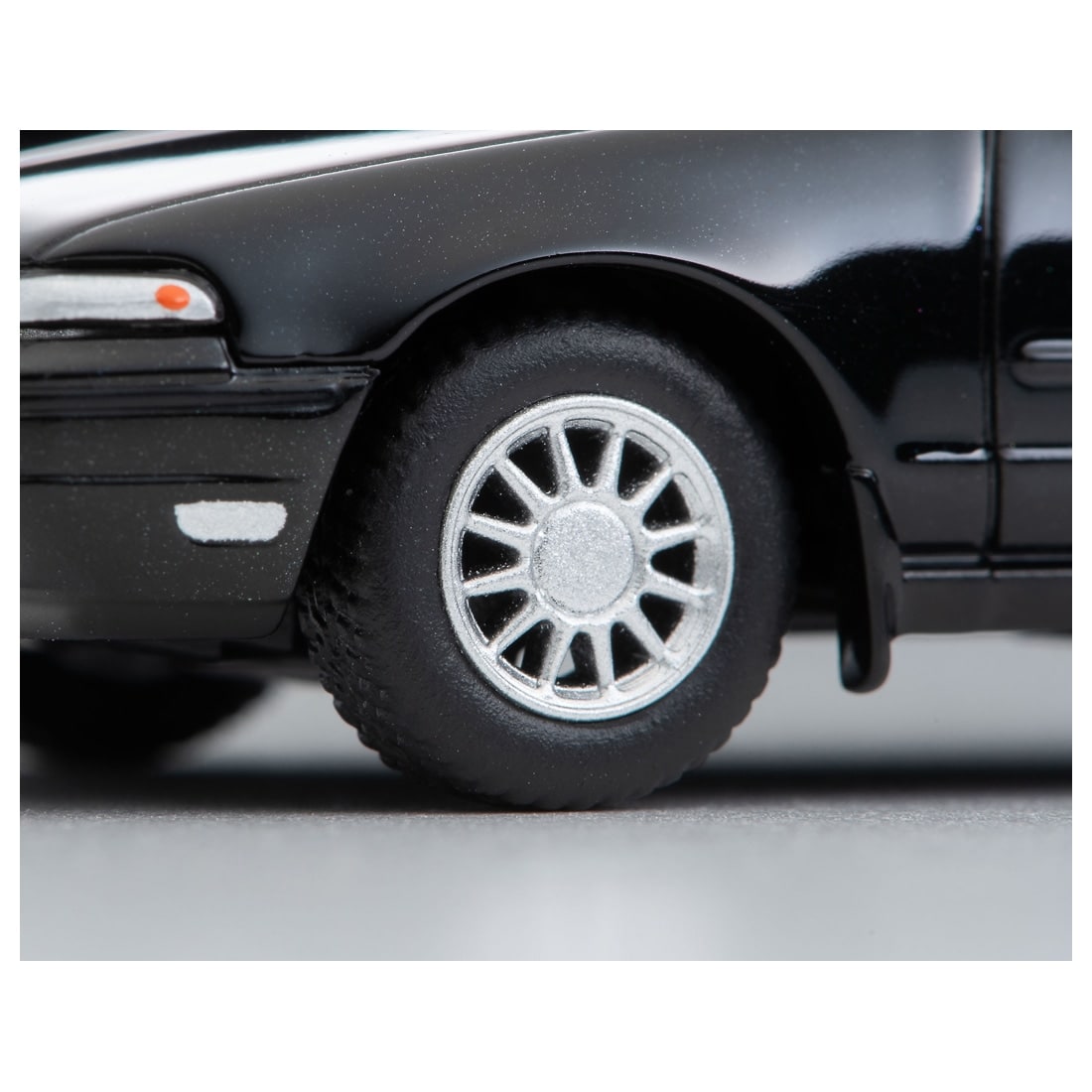 TOMICA Limited Vintage Neo - LV-N335b Nissan Cefiro Sports Cruising (Black) '88 Modelo - Tomica Costa Rica Collectors Club
