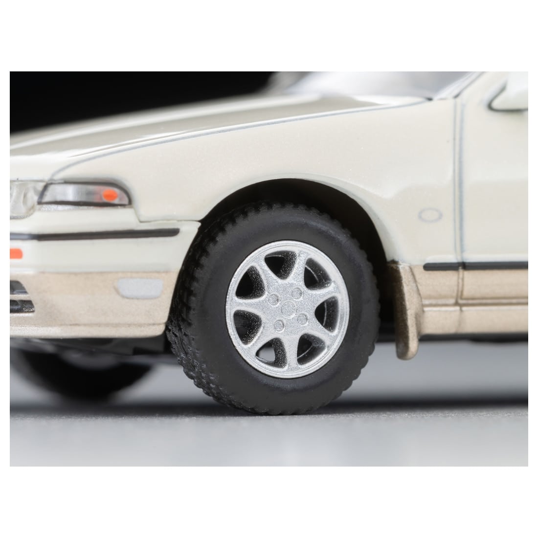 TOMICA Limited Vintage Neo - LV-N319c Nissan Cefiro Town Ride SV (White/Beige) 1991 Modelo - Tomica Costa Rica Collectors Club
