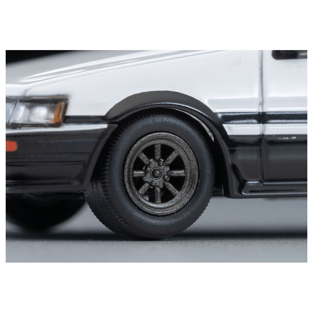 TOMICA Limited Vintage Neo - LV-N304d Toyota Corolla Levin 2-door GT-APEX Car w/RS Watanabe Wheel (White/Black) '85 Modelo - Tomica Costa Rica Collectors Club